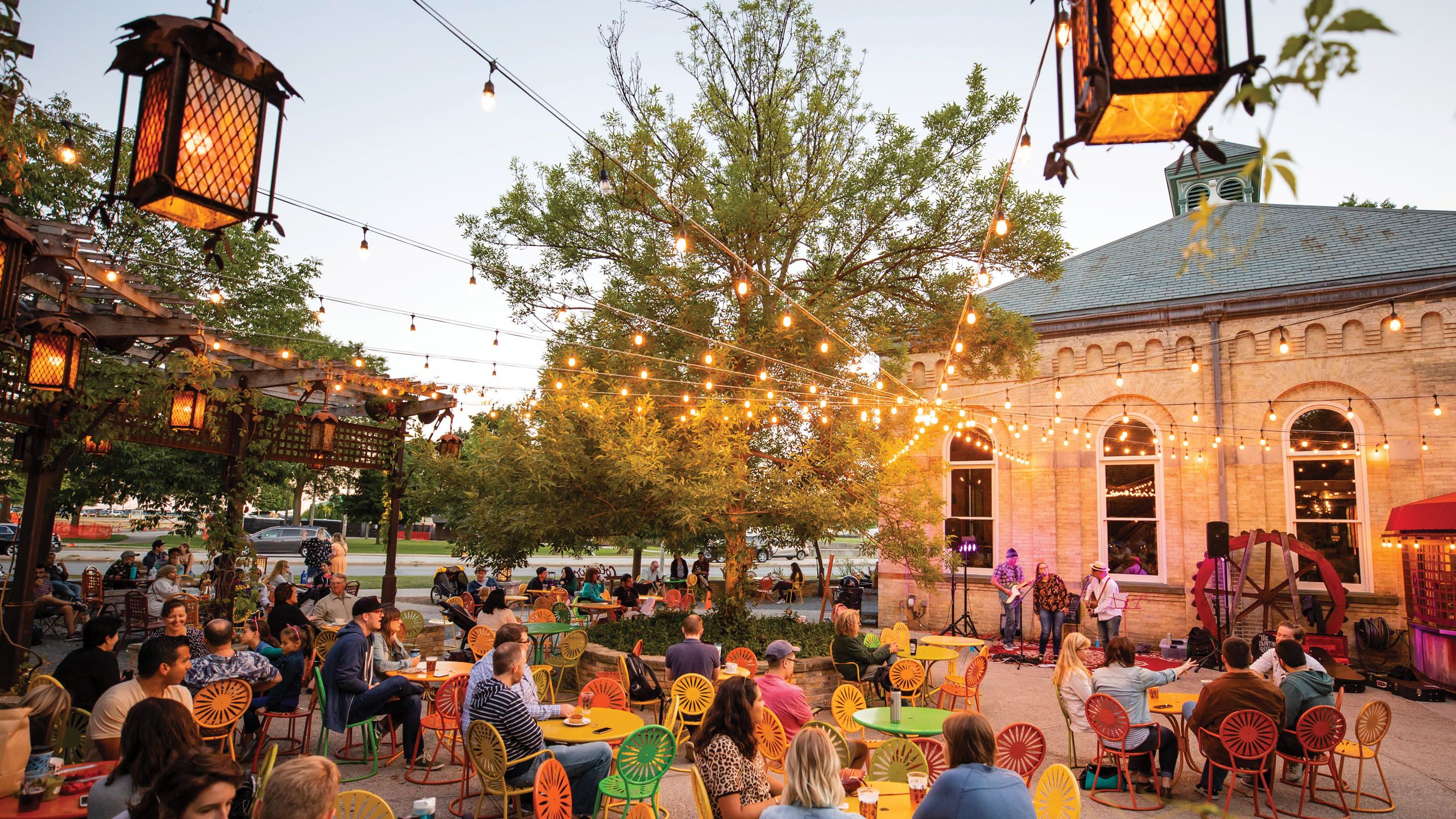 Image of live music at Colectivo on the lake in Milwaukee.